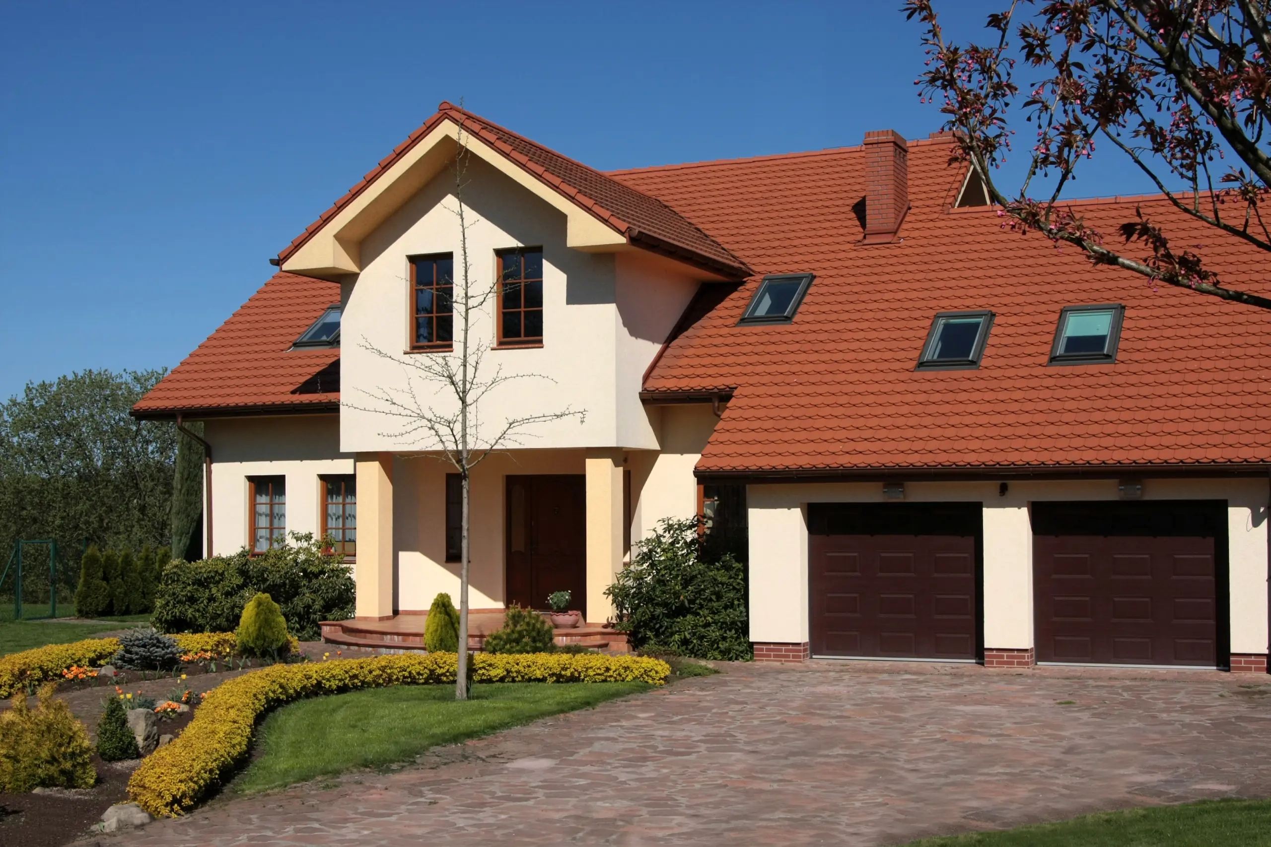 Referenciák eljes házfelújítás után megújult családi ház külső homlokzattal és tetővel.