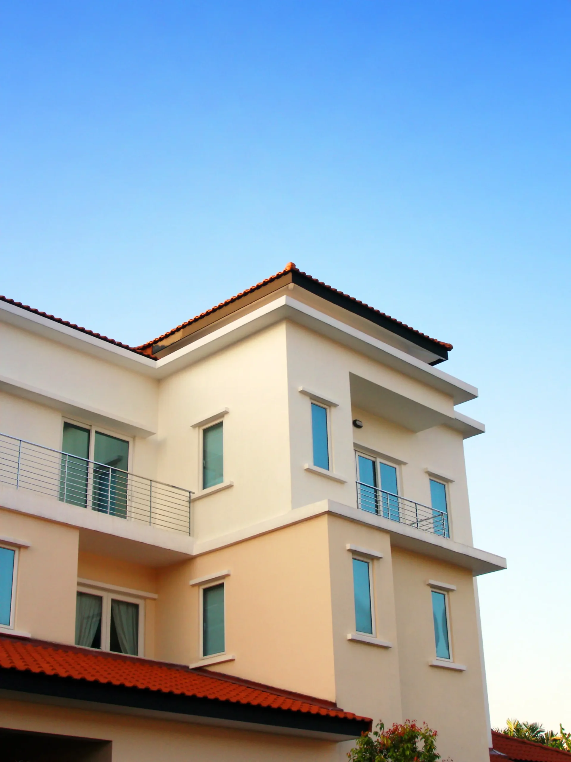 Referenciák Teljes lakásfelújítást követően megújult lakóépület külső nézete.