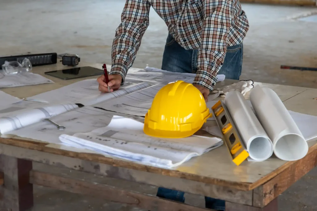 Szakember helyszíni felmérést végez és méréseket jegyzett fel egy lakásfelújítási projekt előtt Székesfehérváron.