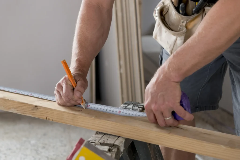 szakember dolgozik egy modern lakás felújításán