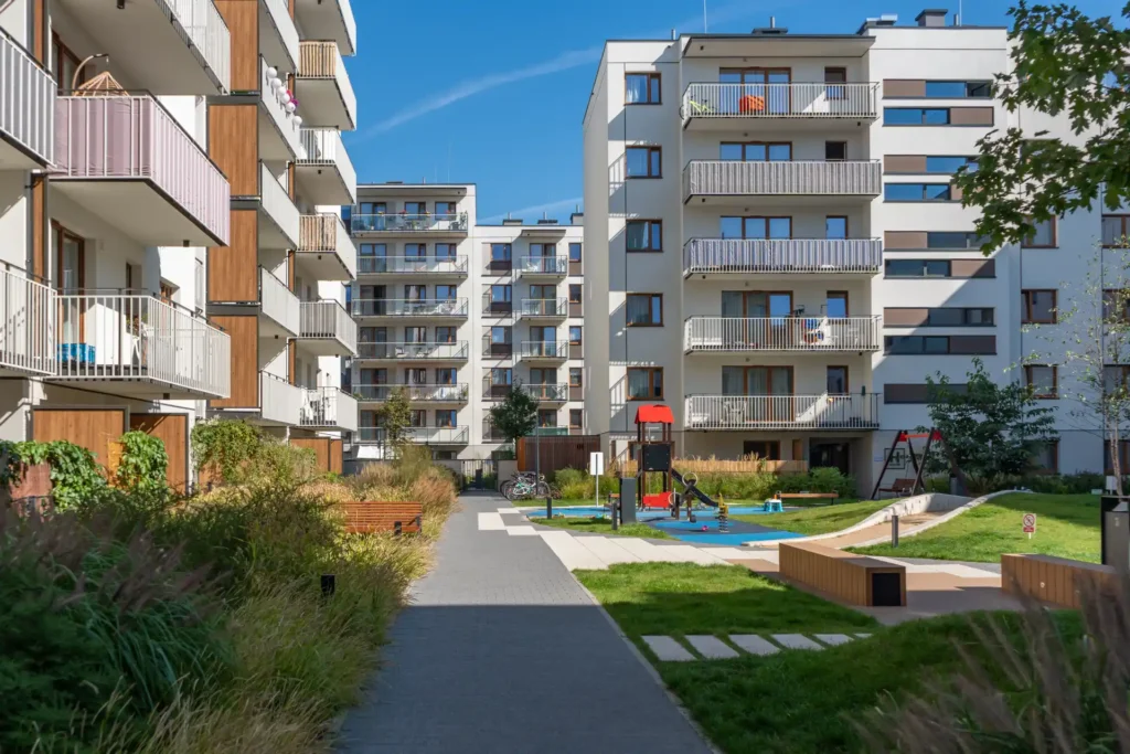 Felújított lépcsőház vagy bejárati közös tér egy társasházban Székesfehérváron - az OtthonPro Kivitelezés speciális felújítási megoldásai.